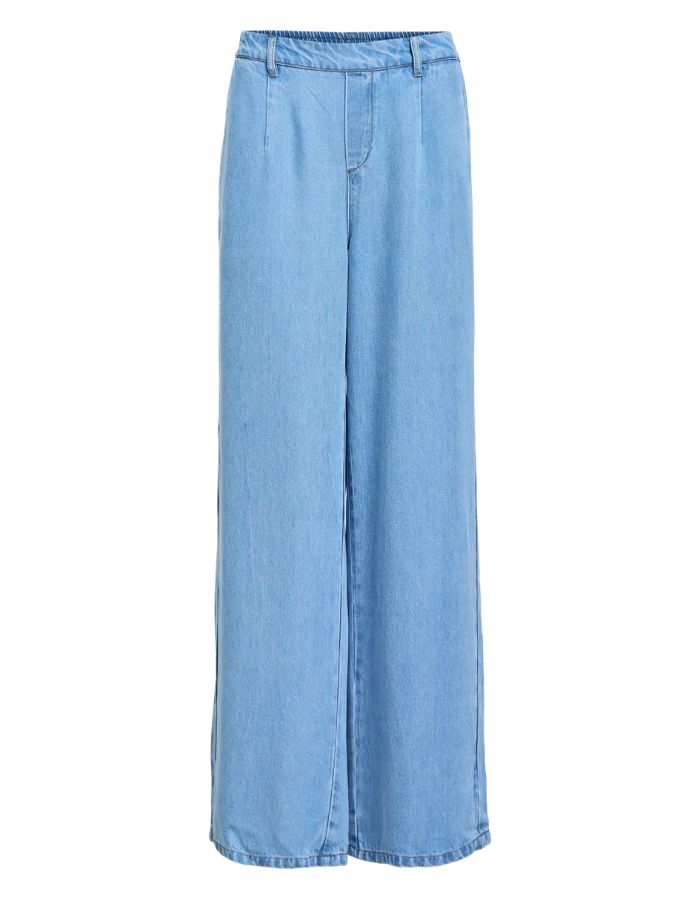 Pantalon large pour femme Lisa Wide de la marque OBJECT, coloris bleu denim clair. Coupe fluide à jambes larges, taille mi-haute avec passants de ceinture et poches latérales. Matière écologique en 100% Lyocell TENCEL