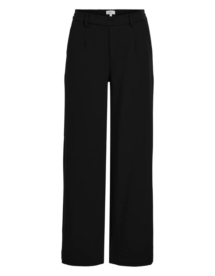 Pantalon large pour femme de couleur noir uni opaque, modèle Lisa Wide Pant de la marque Object. Présente une coupe droite très ample de style wide-leg, une taille mi-haute froncée par un élastique confortable et des poches discrètes insérées dans les coutures latérales.