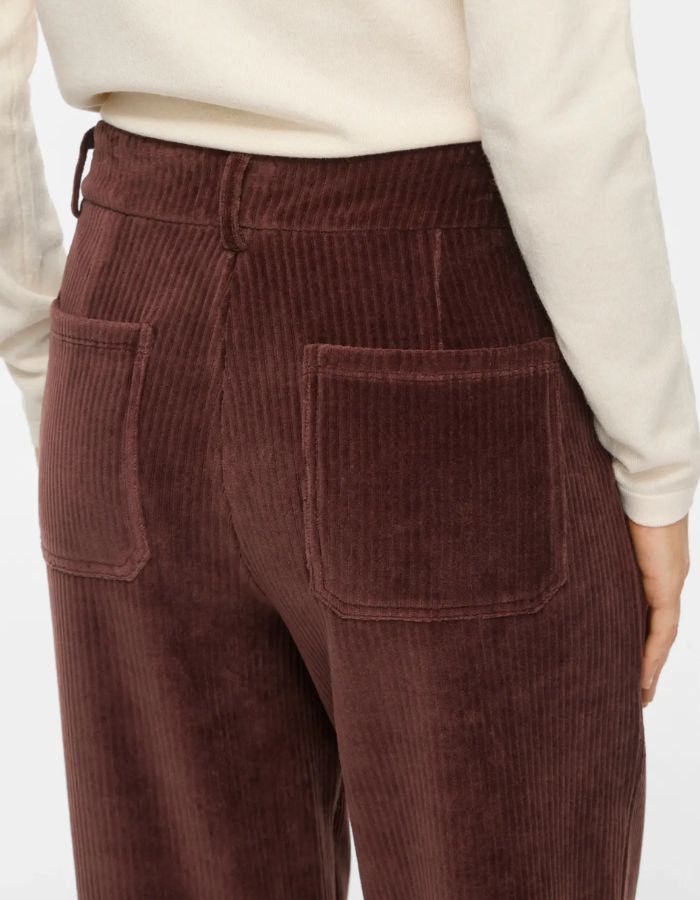 Bassin du Pantalon large pour femme en velours côtelé marron chocolat avec fermeture boutonnée à la taille, modèle Kita RW Wide Corduroy Pants couleur Chocolat de la marque VILA.