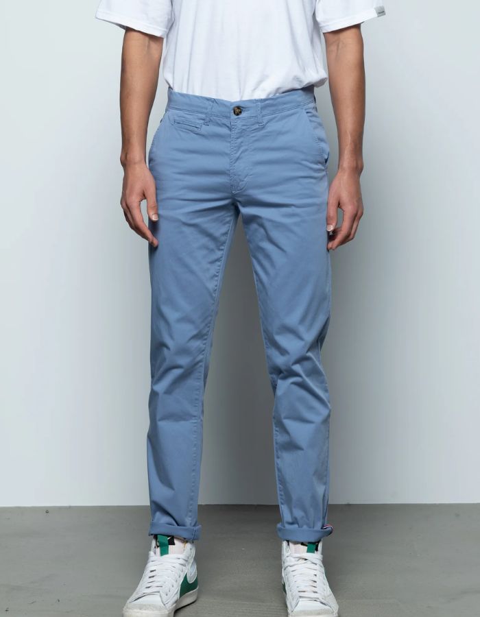 Pantalon chino Marseille Quiet Hero Seven bleu clair, coupe fuselée, poches italiennes, galon tricolore.