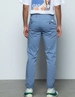 Pantalon chino Marseille Quiet Hero Seven bleu clair, coupe fuselée, poches passepoilées, galon tricolore.