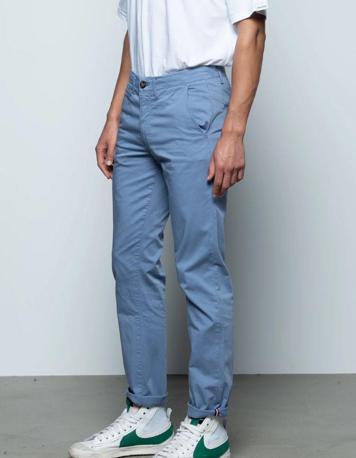 Pantalon chino Marseille Quiet Hero Seven bleu, coupe fuselée, poches italiennes, galon tricolore.