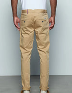 Pantalon chino Marseille Woodash Hero Seven, coupe fuselée, poches passepoilées, galon tricolore.