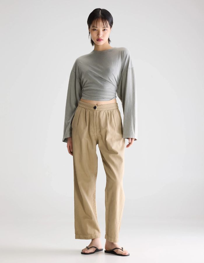 Pantalon Pillow Clay Bellerose beige en coton et lin, coupe droite, taille élastiquée.