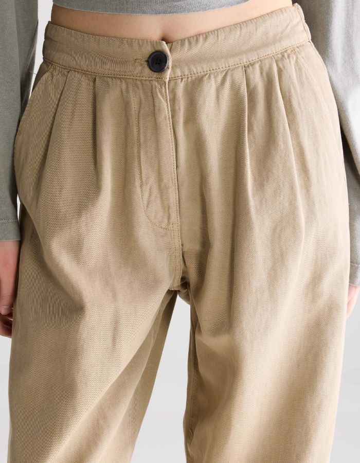 Pantalon Pillow Clay Bellerose beige en coton et lin, coupe droite, taille élastiquée, bouton noir.