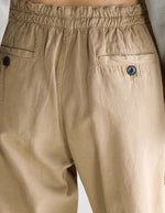 Pantalon Pillow Clay Bellerose beige en popeline de coton et lin, taille élastiquée, poches passepoilées boutonnées.