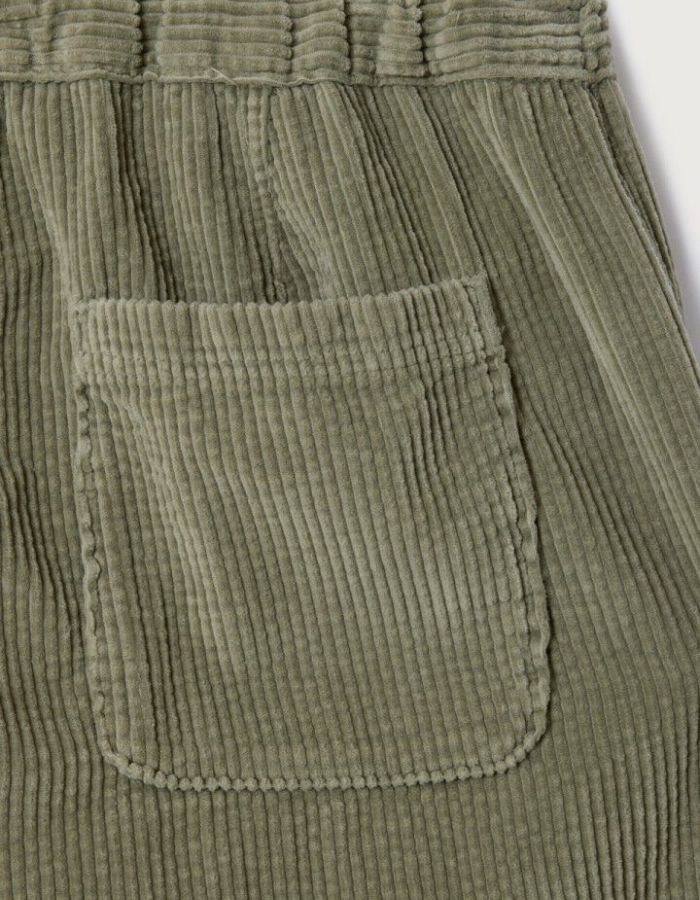 Poche du Pantalon en velours côtelé pour homme de couleur beige argile clair Argile Vintage, modèle Padow de la marque American Vintage. Présente une coupe droite ample d'inspiration jogging avec une taille élastiquée dotée d'un lien de resserrage et des poches italiennes.