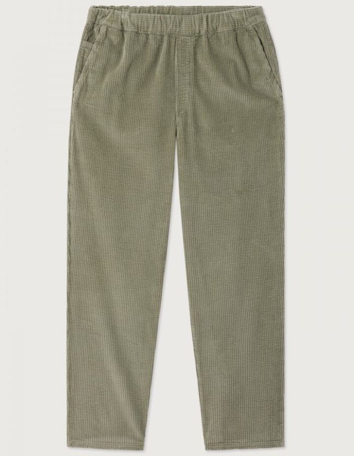 Pantalon en velours côtelé pour homme de couleur beige argile clair Argile Vintage, modèle Padow de la marque American Vintage. Présente une coupe droite ample d'inspiration jogging avec une taille élastiquée dotée d'un lien de resserrage et des poches italiennes.