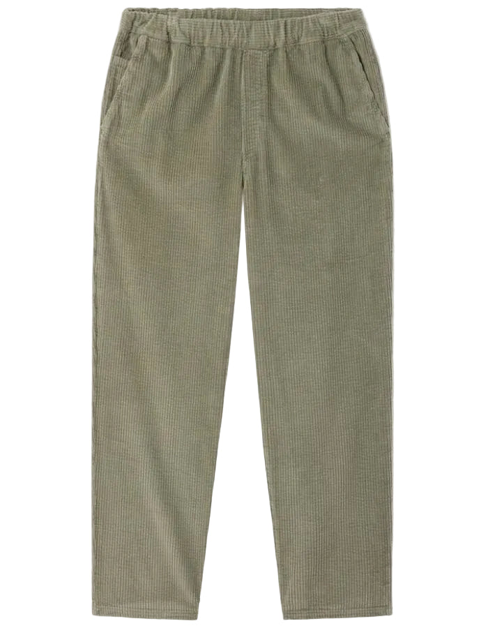 Pantalon en velours côtelé pour homme de couleur beige argile clair Argile Vintage, modèle Padow de la marque American Vintage. Présente une coupe droite ample d'inspiration jogging avec une taille élastiquée dotée d'un lien de resserrage et des poches italiennes.