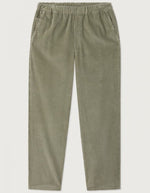 Pantalon en velours côtelé pour homme de couleur beige argile clair Argile Vintage, modèle Padow de la marque American Vintage. Présente une coupe droite ample d'inspiration jogging avec une taille élastiquée dotée d'un lien de resserrage et des poches italiennes.