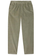 Pantalon en velours côtelé pour homme de couleur beige argile clair Argile Vintage, modèle Padow de la marque American Vintage. Présente une coupe droite ample d'inspiration jogging avec une taille élastiquée dotée d'un lien de resserrage et des poches italiennes.