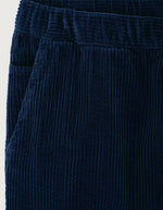 Ceinture diu Pantalon en velours côtelé pour homme de couleur bleu marine foncé Navy Vintage, modèle Padow de la marque American Vintage. Présente une coupe droite ample d'inspiration jogging avec une taille élastiquée dotée d'un lien de resserrage et des poches italiennes.