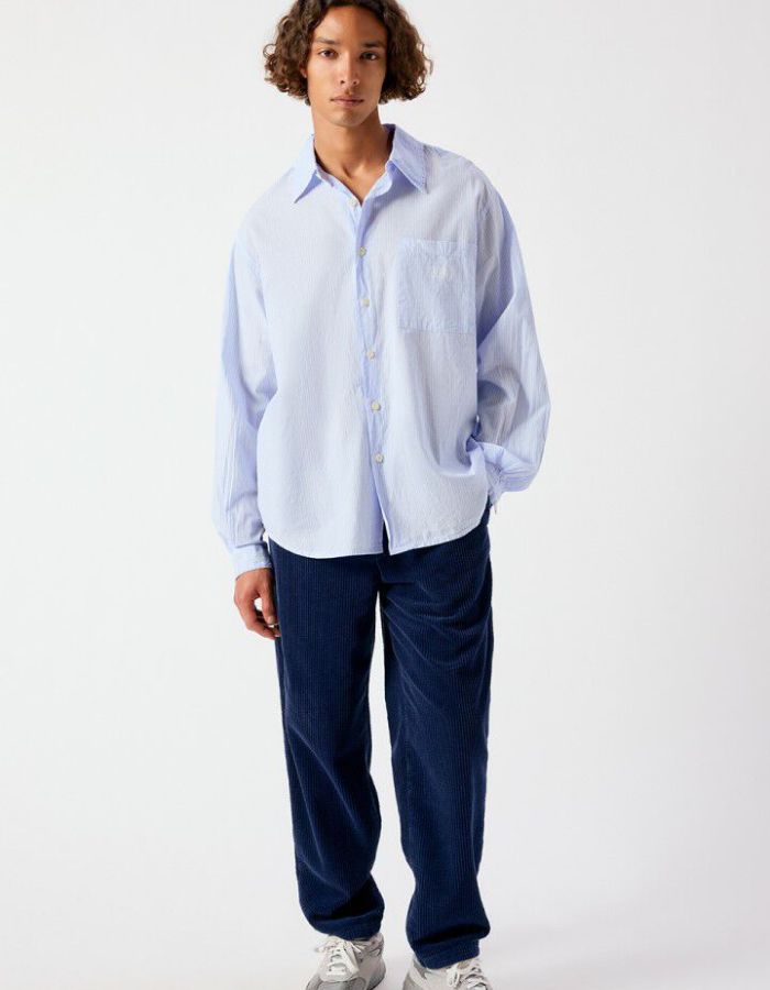 Silhouette avec le Pantalon en velours côtelé pour homme de couleur bleu marine foncé Navy Vintage, modèle Padow de la marque American Vintage. Présente une coupe droite ample d'inspiration jogging avec une taille élastiquée dotée d'un lien de resserrage et des poches italiennes.