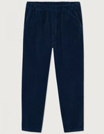 Pantalon en velours côtelé pour homme de couleur bleu marine foncé Navy Vintage, modèle Padow de la marque American Vintage. Présente une coupe droite ample d'inspiration jogging avec une taille élastiquée dotée d'un lien de resserrage et des poches italiennes.