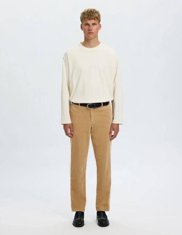 Silhouette avec le Pantalon fuselé pour homme en velours côtelé beige maïs avec cordon de serrage et poches, modèle 190-Reg Tape Leroy Kris Cord couleur Cornstalk de la marque Selected Homme.