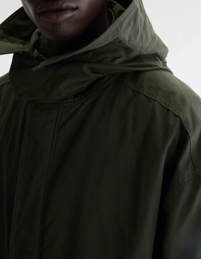 Col de la Parka longue oversize pour homme couleur vert olive foncé avec capuche, fermeture zippée sous pression et poches en biais, modèle Jinx de la marque Bellerose.