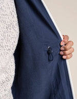 Intérieur de la Parka imperméable mixte bleu indigo pour homme et femme, modèle Pompidou de la marque Flotte. Présente une coupe ajustée avec cordon de serrage à la taille, fermetures zippées étanches et doublure en polaire chaude.