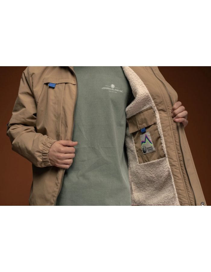 Intérieur de la Parka hybride pour homme couleur camel en nylon ripstop résistant avec doublure chaude en sherpa et poches zippées, modèle Jad de la marque Jonsen Island