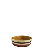 Petit panier rond Globe par Maison Sarah Lavoine. Tressage artisanal en feuilles de palmier avec rayures horizontales Ocre et Carmin, fabriqué au Mexique, dimensions H7 x Ø20 cm.