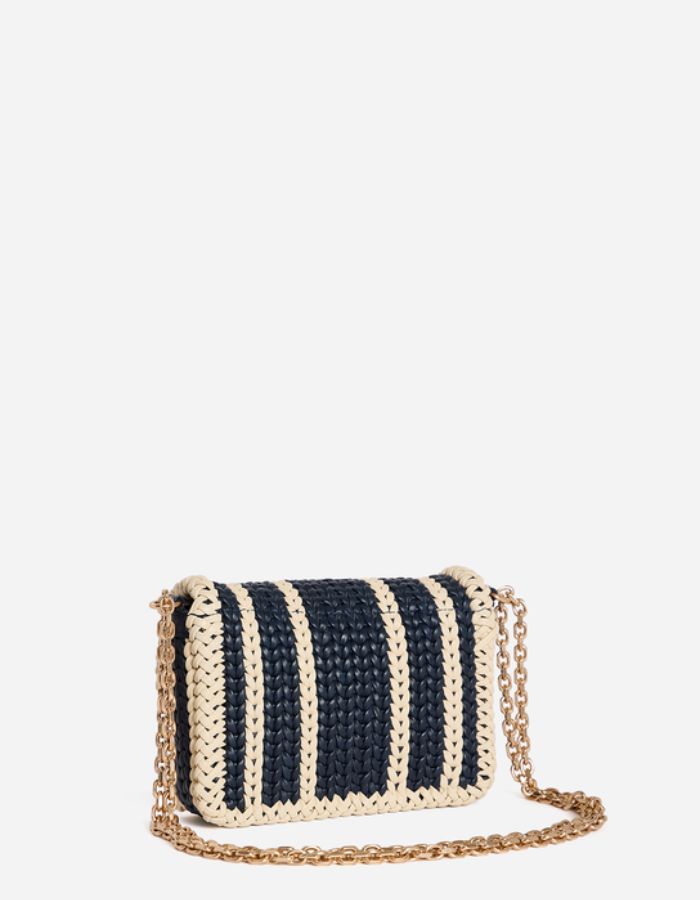 Petit sac Moon marine et crème en cuir tressé avec bandoulière chaîne dorée.