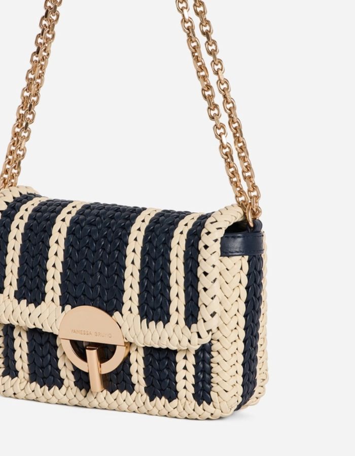 Petit sac Moon Vanessa Bruno en cuir marine et crème tressé, avec fermoir doré et chaîne.