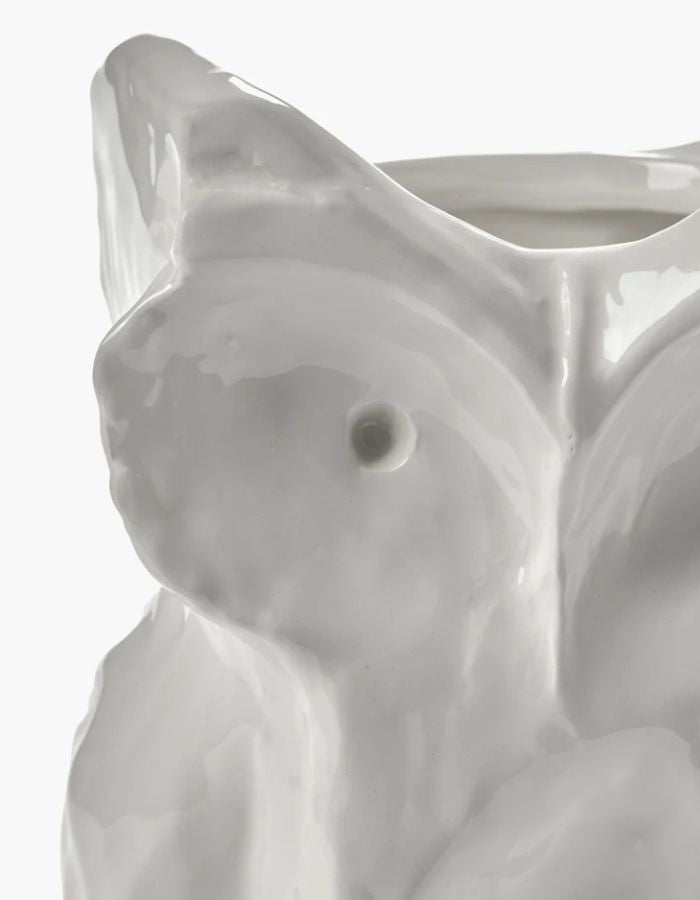 Haut du Vase moyen en céramique blanche brillante sculpté en forme de hibou avec motifs peints à la main collection Marni.