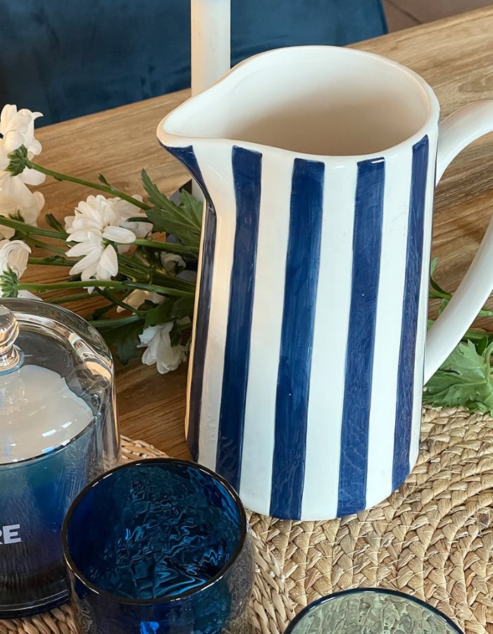 Ambiance déco avec le Grand pichet vintage en porcelaine blanche avec anse et fines rayures bleues, hauteur 21.3 cm, modèle de la marque OPJET.