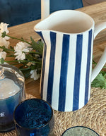 Ambiance déco avec le Grand pichet vintage en porcelaine blanche avec anse et fines rayures bleues, hauteur 21.3 cm, modèle de la marque OPJET.
