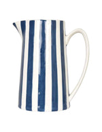 Grand pichet vintage en porcelaine blanche avec anse et fines rayures bleues, hauteur 21.3 cm, modèle de la marque OPJET.
