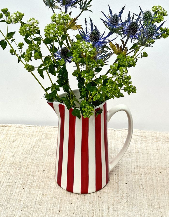 Ambiance déco avec le Grand pichet vintage en porcelaine blanche avec anse et fines rayures rouges, hauteur 21.3 cm, modèle de la marque OPJET.