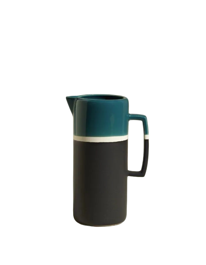Pichet Sicilia Bleu Vintage en grès émaillé bicolore Bleu Sarah et Radis Noir, avec poignée graphique.