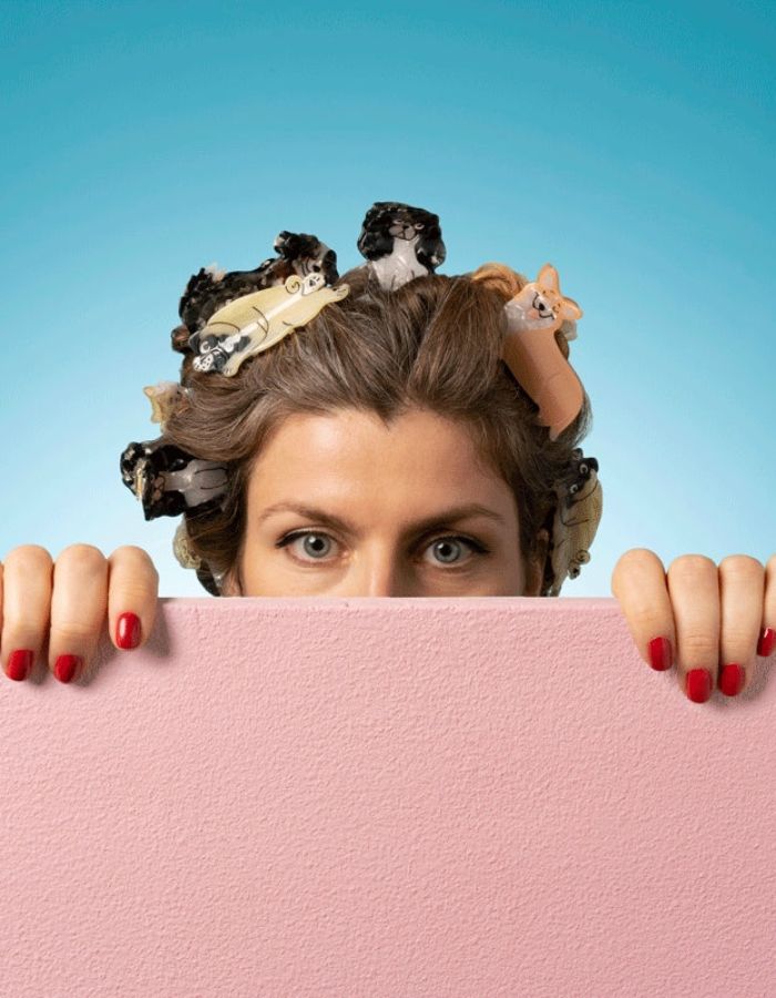 Mise en situation de la Pince à cheveux crabe de taille moyenne de la marque Coucou Suzette en acétate de cellulose beige brillant. L'accessoire représente un chien carlin rigolo de profil avec son museau noir plissé et ses petits yeux expressifs.