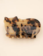 Pince à cheveux crabe de taille moyenne de la marque Coucou Suzette en acétate de cellulose brillant. L'accessoire représente un chat de gouttière de profil avec un pelage tacheté marron et noir style écaille de tortue et des détails dorés.