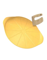 Le Formidable Plat à Pizza Cookut de 33 cm de diamètre, coloris jaune mangue. Plat de cuisson pour le four ultra-léger en métal recyclé avec revêtement antiadhérent, accompagné de son coupe-pizza en bois de hêtre.