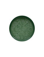 Grand plateau décoratif rond Molitor par Bazardeluxe, de 44 cm de diamètre. Finition émaillée brillante de couleur vert amande pastel avec un fond texturé aux motifs géométriques en relief et des rebords de 5 cm de hauteur.
