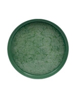 Très grand plateau décoratif rond Molitor par Bazardeluxe, grand format de 60 cm de diamètre. Finition émaillée brillante de couleur vert amande doux, orné d'un fond aux motifs géométriques en relief.