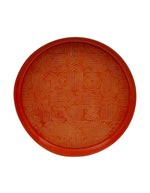 Très grand plateau décoratif rond Molitor par Bazardeluxe, grand format de 60 cm de diamètre. Finition émaillée brillante de couleur orange vif et solaire, orné d'un fond aux motifs géométriques en relief.