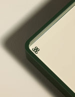 Détail du Grand plateau rectangulaire réversible Vice-Versa par Maison Sarah Lavoine. Bois laqué brillant bicolore Vert Forêt et Écru, poignées avec découpes triangulaires, monogramme gravé, dimensions 48x32 cm.