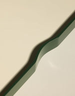 Finitions du Grand plateau rectangulaire réversible Vice-Versa par Maison Sarah Lavoine. Bois laqué brillant bicolore Vert Forêt et Écru, poignées avec découpes triangulaires, monogramme gravé, dimensions 48x32 cm.