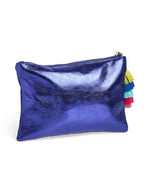 Dos de la Pochette de soirée rectangulaire pour femme en tissu de couleur bleu éclatant. Fermée par un zip sur le dessus, elle est ornée d'un grand pompon suspendu composé de franges colorées superposées en dégradé multicolore