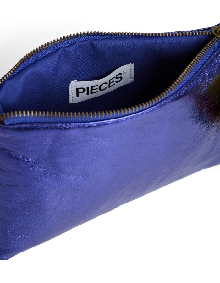 Ouverture de la Pochette de soirée rectangulaire pour femme en tissu de couleur bleu éclatant. Fermée par un zip sur le dessus, elle est ornée d'un grand pompon suspendu composé de franges colorées superposées en dégradé multicolore