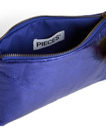 Ouverture de la Pochette de soirée rectangulaire pour femme en tissu de couleur bleu éclatant. Fermée par un zip sur le dessus, elle est ornée d'un grand pompon suspendu composé de franges colorées superposées en dégradé multicolore