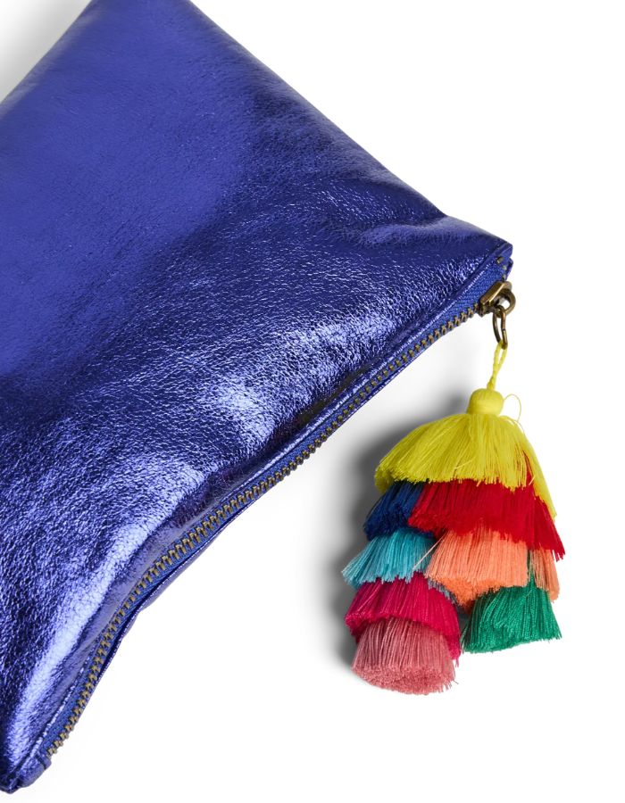 Pompom de la Pochette de soirée rectangulaire pour femme en tissu de couleur bleu éclatant. Fermée par un zip sur le dessus, elle est ornée d'un grand pompon suspendu composé de franges colorées superposées en dégradé multicolore