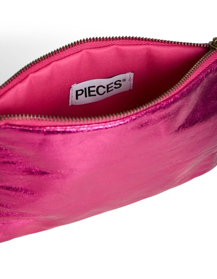 Ouverture de la Pochette de soirée rectangulaire pour femme de couleur rose fuchsia métallisé brillant. Fermée par un zip doré, elle est ornée d'un grand pompon suspendu composé de franges colorées superposées en dégradé de bleu turquoise, rose, orange et violet.