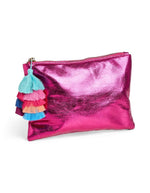 Pochette de soirée rectangulaire pour femme de couleur rose fuchsia métallisé brillant. Fermée par un zip doré, elle est ornée d'un grand pompon suspendu composé de franges colorées superposées en dégradé de bleu turquoise, rose, orange et violet.