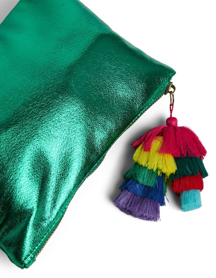 Pompom de la Pochette de soirée rectangulaire pour femme en tissu de couleur vert poivron lumineux Pepper Green. Fermée par un zip sur le dessus, elle est ornée d'un grand pompon suspendu composé de franges colorées superposées en dégradé multicolore.