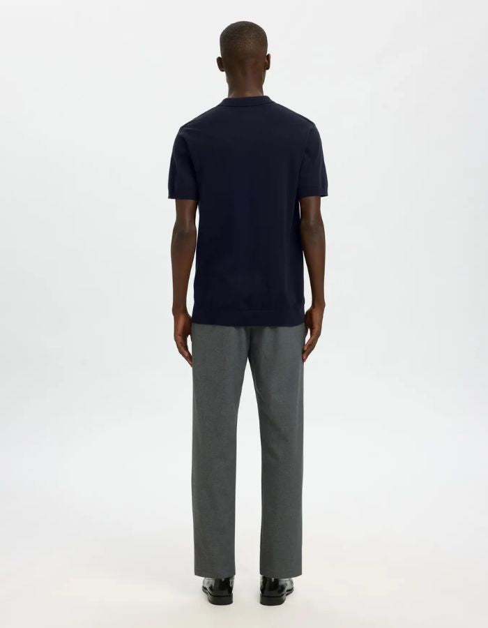 Polo homme Navy Berg en maille plate, manches courtes, col classique et poignets côtelés.