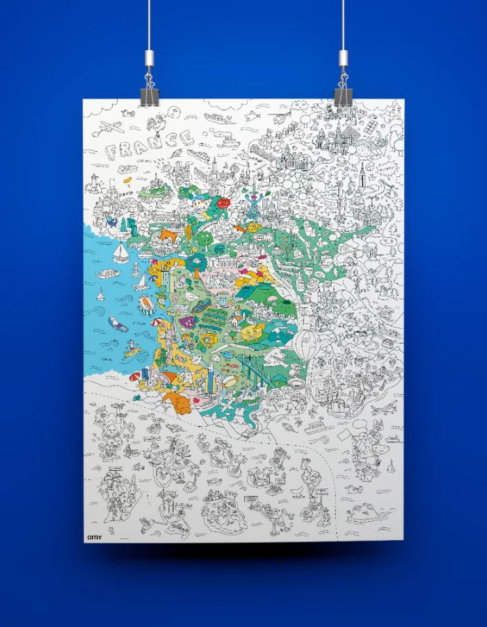 Poster géant à colorier de la France, avec des régions partiellement coloriées en vert, jaune, bleu et orange.