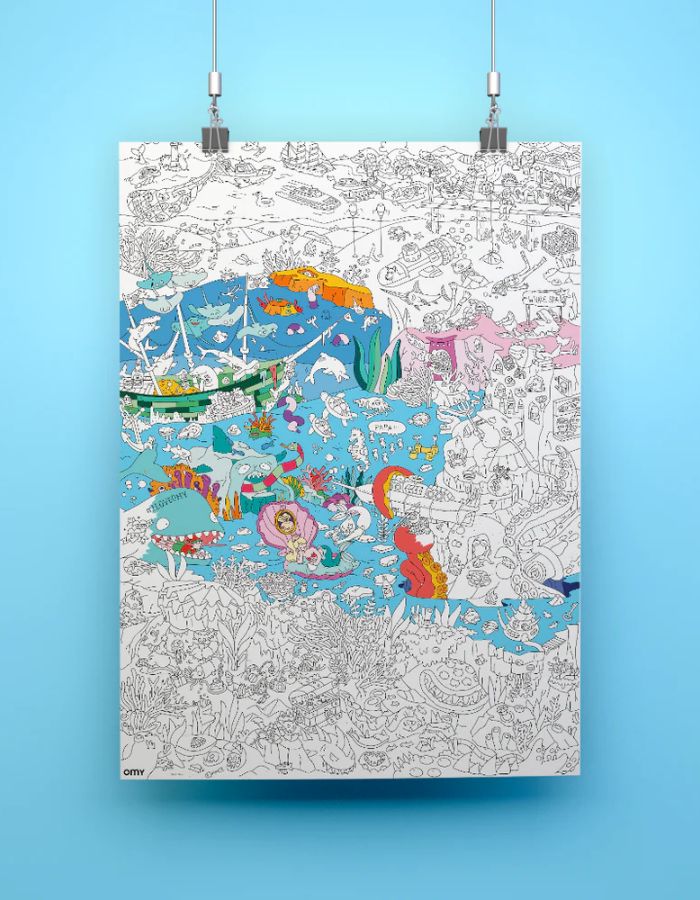 Grand poster à colorier Océan OMY, illustré avec des scènes marines détaillées, partiellement colorié.