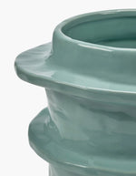 Détail du Grand pot de fleur vertical Molly 03 S en grès bleu clair émaillé, design sculptural par Marie Michielssen pour Serax, hauteur 29 cm.